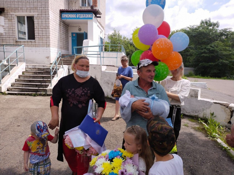 «В этом нет ничего страшного»: амурчанка, родившая 10-го ребенка, рассказала о своей семье - 2x2.su