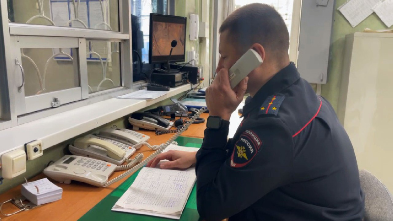 В Архаре 17-летний коллекционер залез в чужой дом и украл военную форму  - 2x2.su