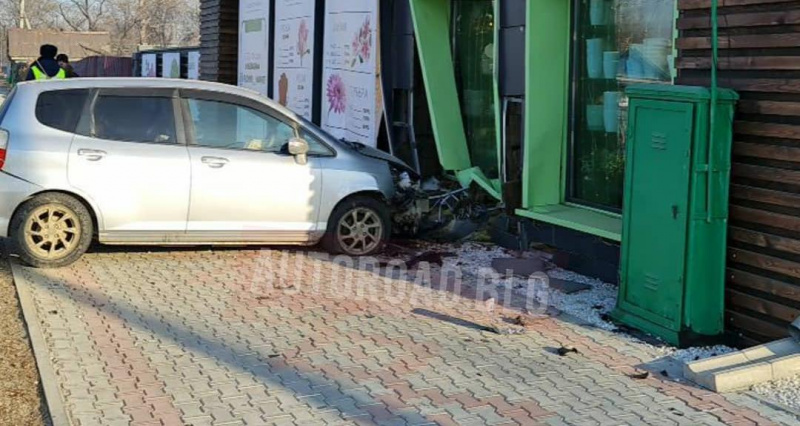 В Благовещенске водитель врезался в магазин: причиной могла стать эпилепсия - 2x2.su