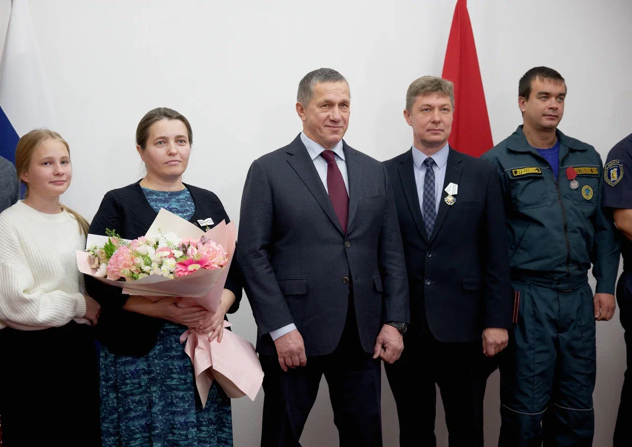 Юрий Трутнев наградил спасателей, защитивших амурчан от паводка, и многодетную семью - 2x2.su картинка 6