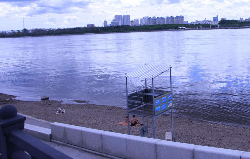 В Благовещенске на Амуре поднимается вода, но дети и взрослые продолжают отдыхать на пляже - 2x2.su