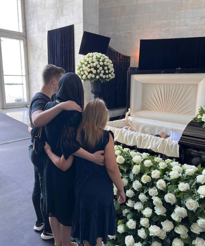 Жена и дети Юрия Шатунова прилетели из Германии, чтобы проститься с ним перед кремацией - 2x2.su картинка 2