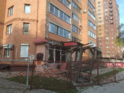 Мэр Благовещенска поручил полностью снять фасад проблемного дома на Зейской - 2x2.su