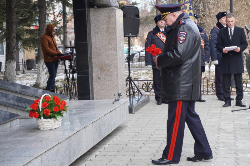 Имя трагически погибшего сотрудника ДПС в Архаринском районе высекли на мемориале в Благовещенске