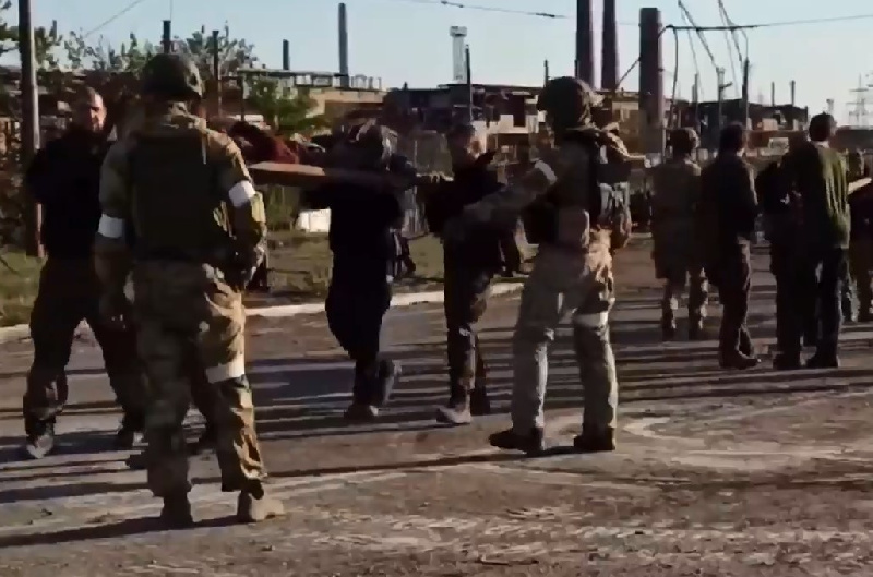 Украинские военные вышли с «Азовстали» и сдались в плен, видео с пленными попало в Сеть - 2x2.su