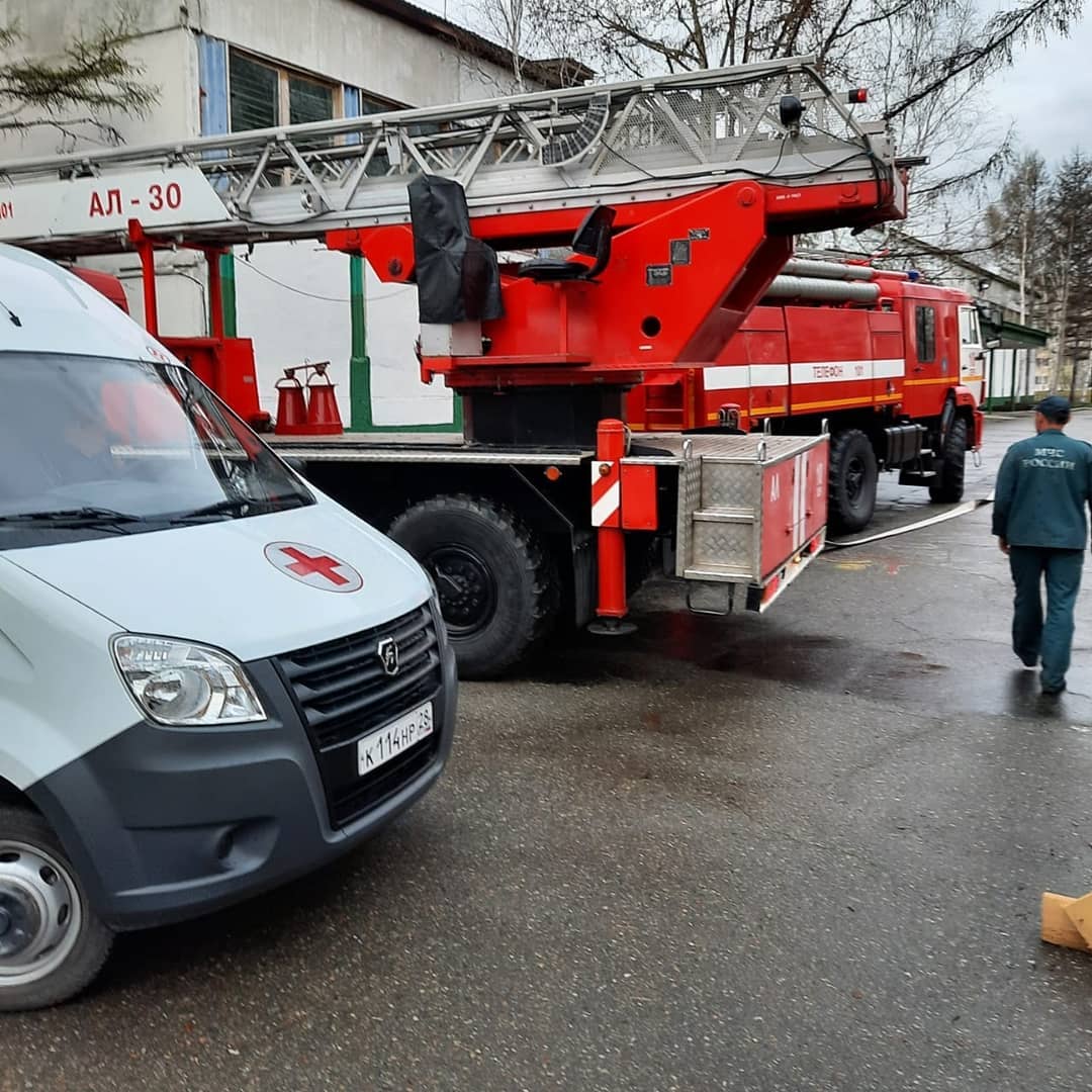 В Зее мужчина пытался спасти детей из «заминированной» школы и сломал ногу