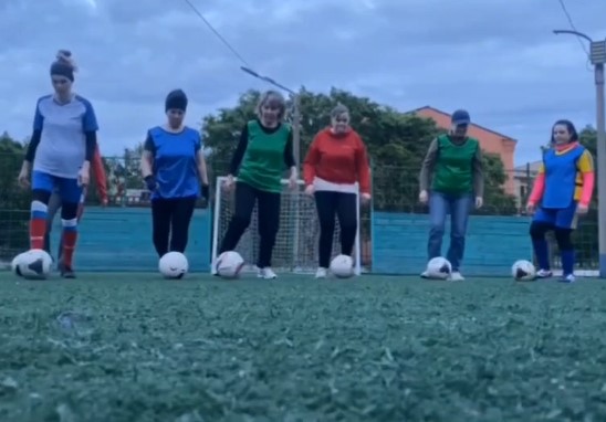 женщины играют в футбол