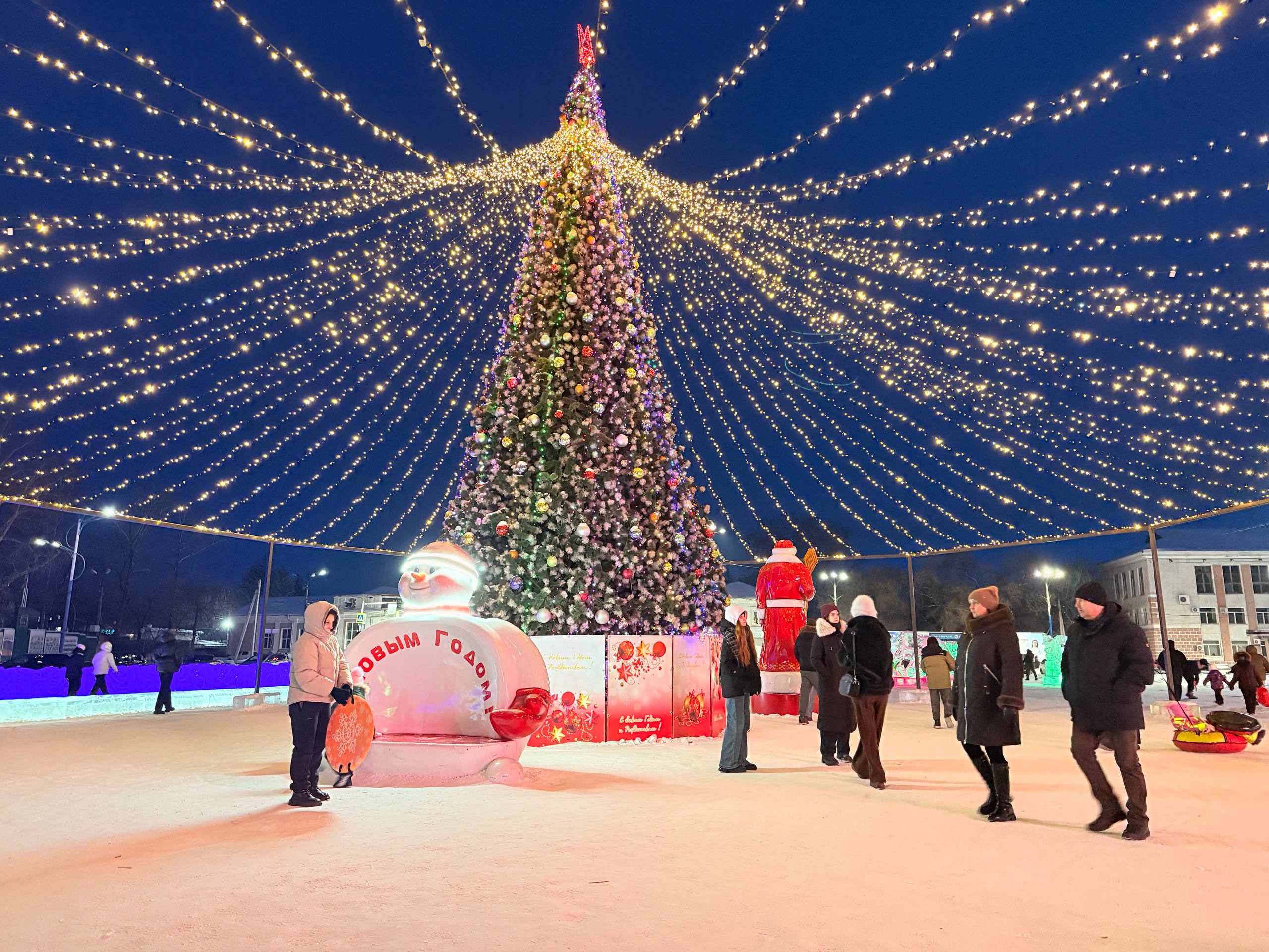 В Белогорске гостей новогоднего городка угощают в пункте обогрева бесплатным чаем - 2x2.su картинка 6