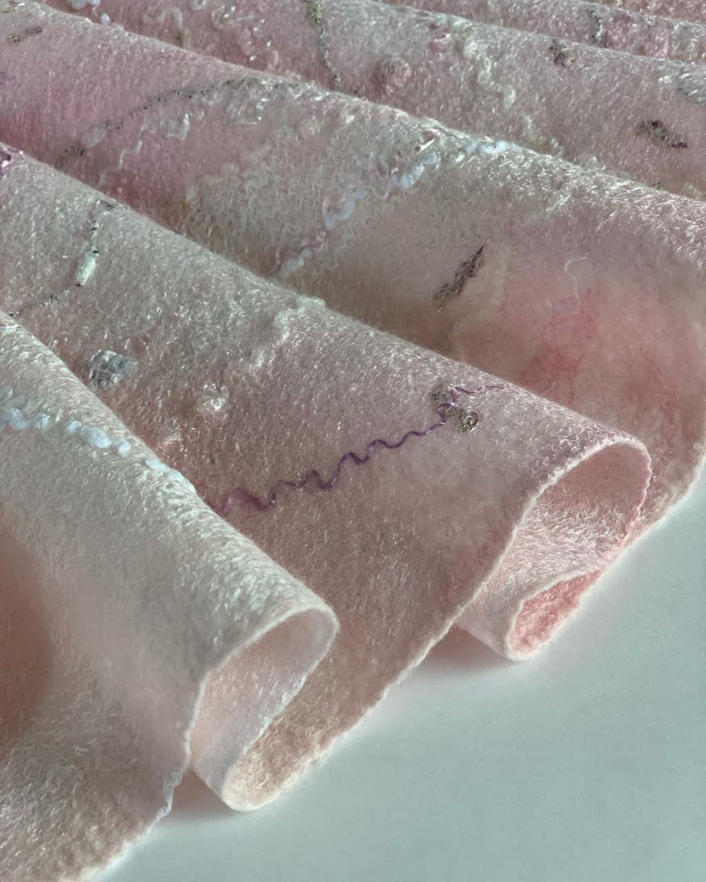 Благовещенка создает из шерсти космические шарфы и шапки для фей - 2x2.su картинка 4