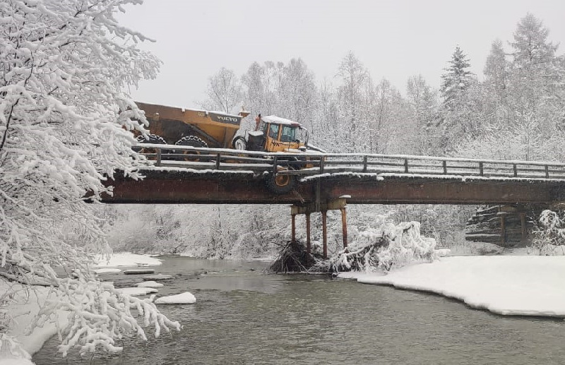 В Селемджинском районе грузовик повредил мост и заблокировал проезд - 2x2.su