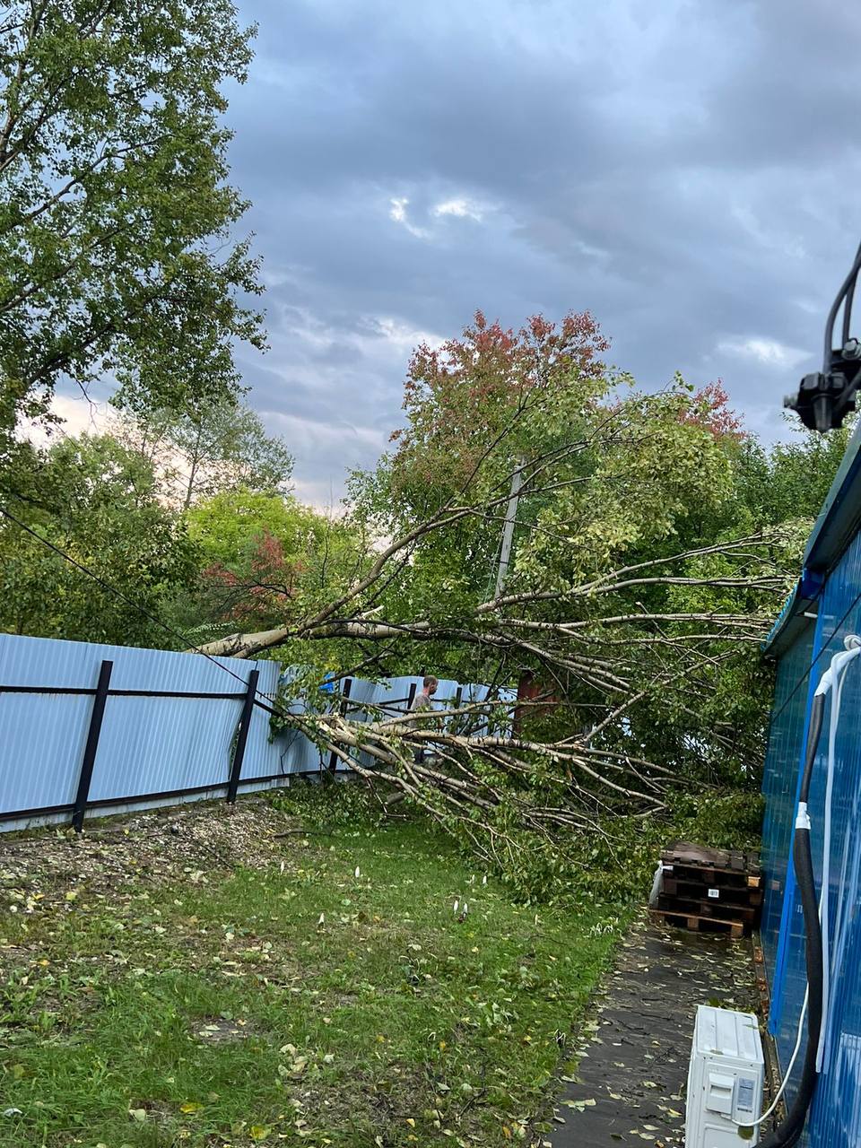 В Новокиевском Увале ураган снёс часть крыши школы и оставил без света несколько домов - 2x2.su картинка 7