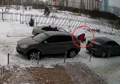Сибиряк на автомобиле специально сбил женщину с ребенком - 2x2.su