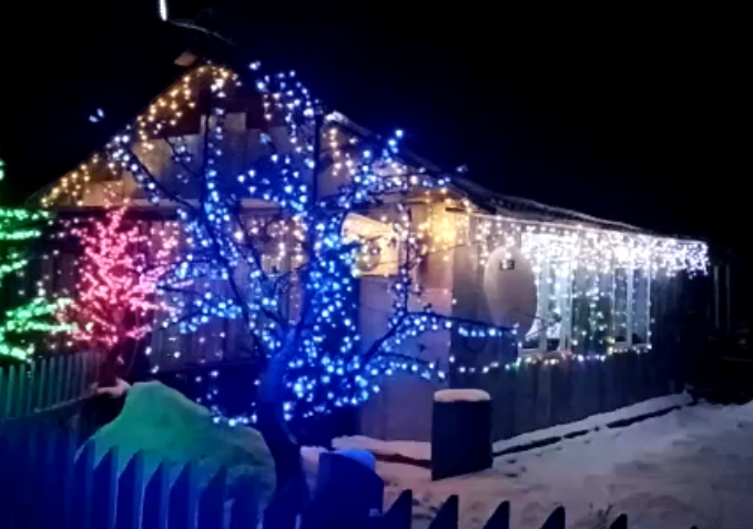 Амурчане с помощью фонариков превращают свои дома в резиденции Деда Мороза - 2x2.su