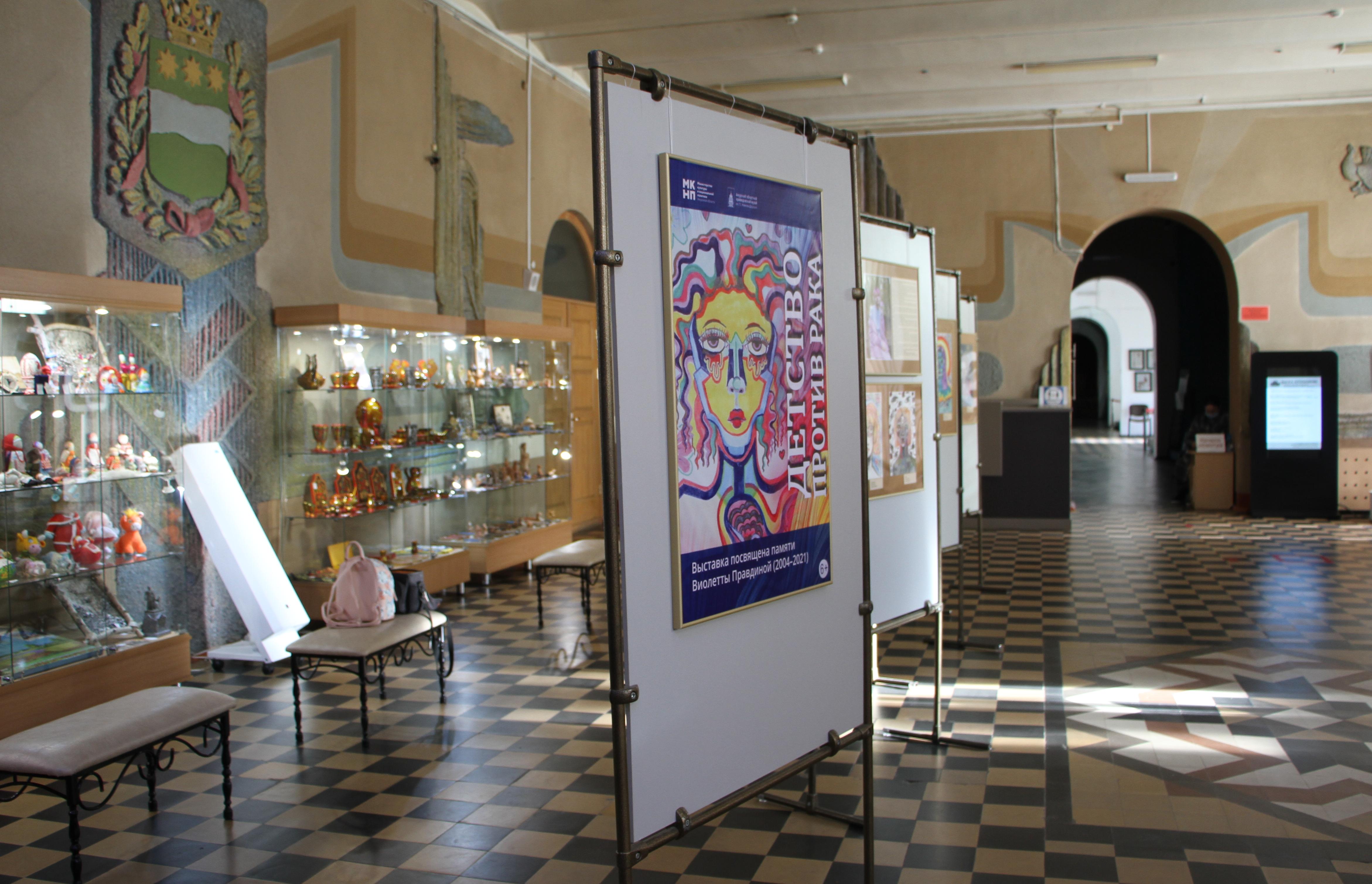 В Благовещенске открылась выставка картин умершей от рака 17-летней Виолетты Правдиной - 2x2.su картинка 2