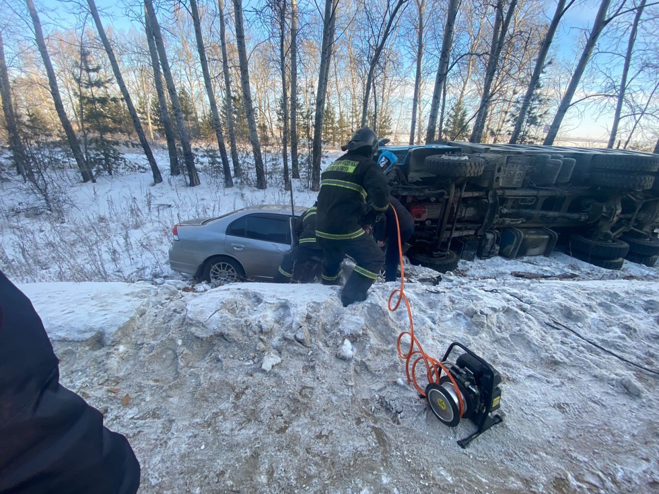 Пострадавшему в ДТП на амурской трассе потребовалась помощь спасателей  - 2x2.su картинка 3