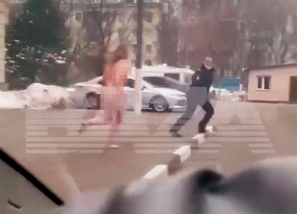 В Сети появилось видео с московским полицейским, который убегал от обнажённой женщины - 2x2.su картинка 2