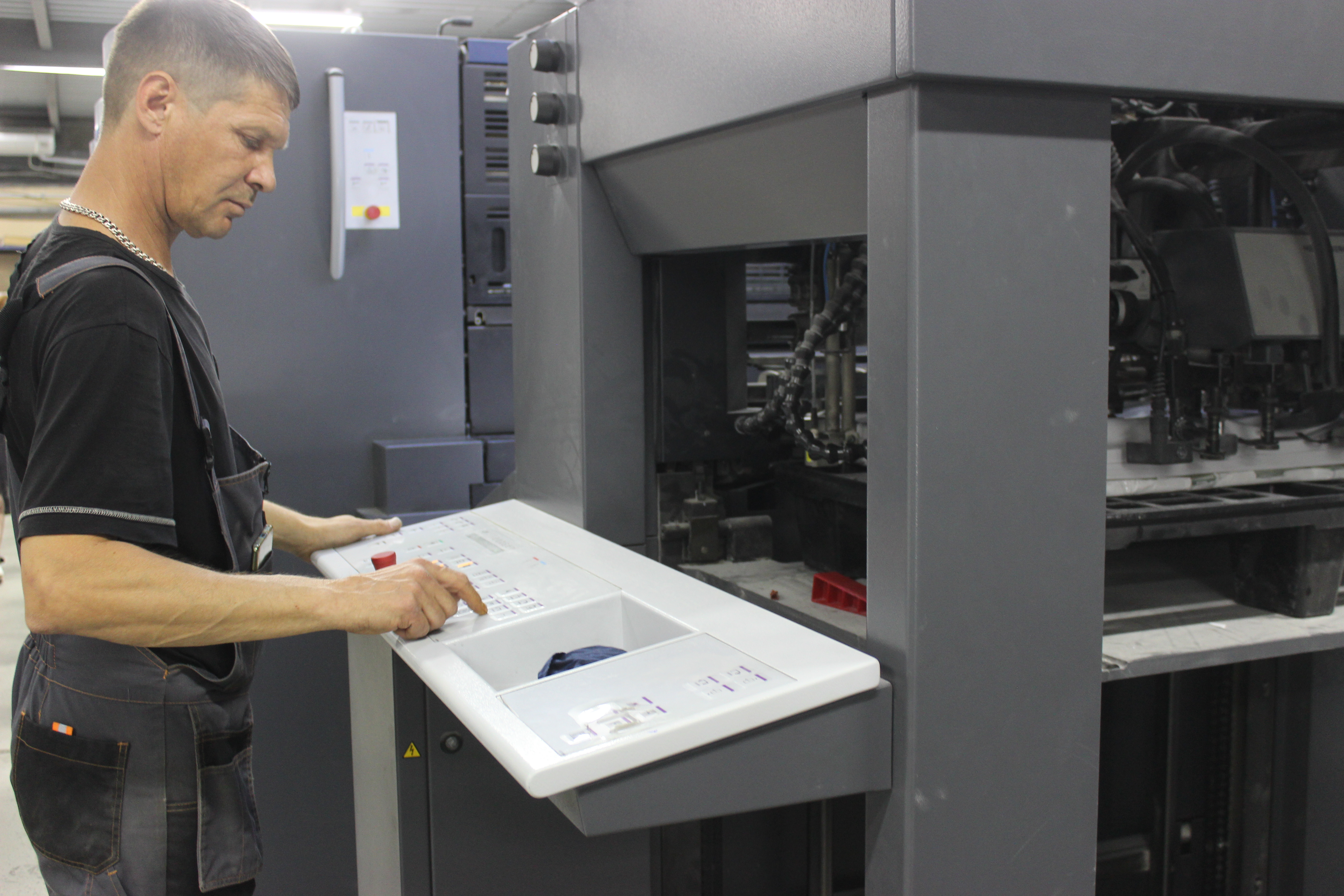 Типография изнутри: где и как печатают газеты, визитки, альбомы и книги для всего Приамурья - 2x2.su картинка 11