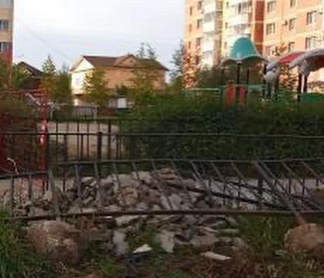 Жители Благовещенска жалуются на разрушенную коммунальщиками детскую площадку