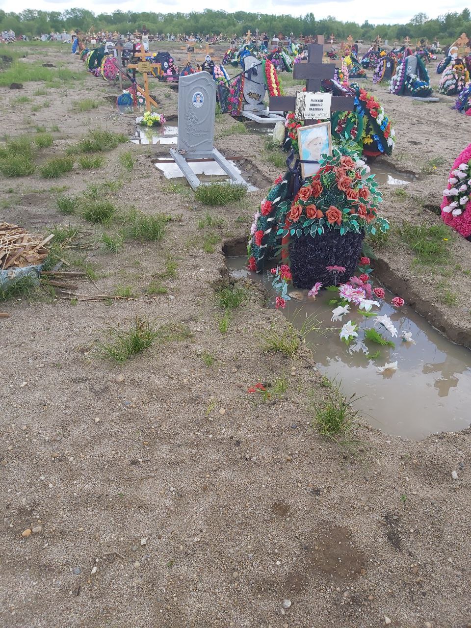 Жителей Благовещенска возмутили затопленные могилы на кладбище  - 2x2.su картинка 6