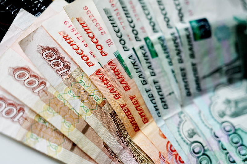 Россиянам с депозитами от 700 тысяч придётся платить налог на вклады от 1 млн рублей 