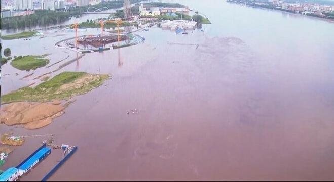 В Хэйхэ из-за паводка затопило стройплощадку канатной дороги в Благовещенск   - 2x2.su