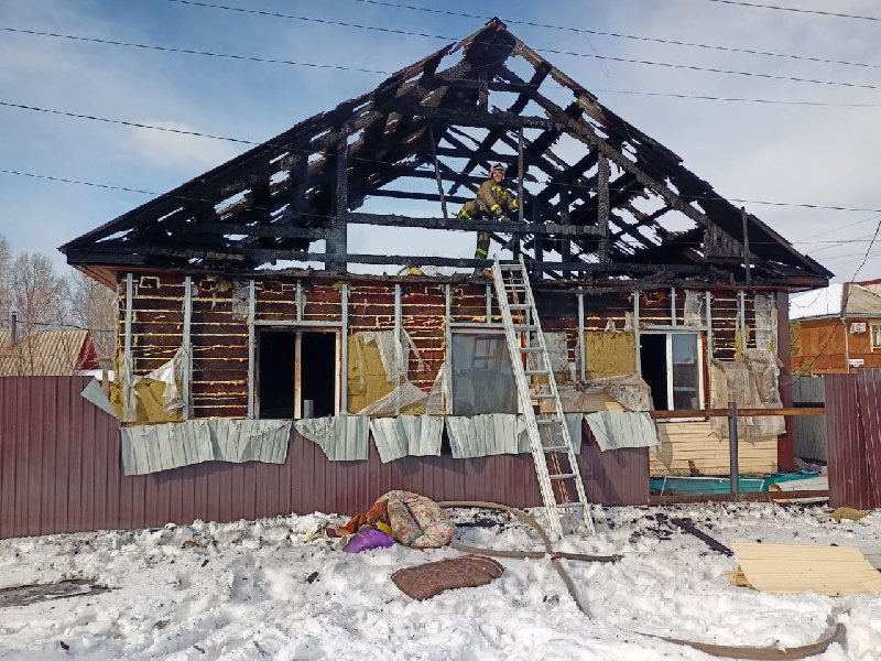«До сих пор в шоке»: из-за страшного пожара многодетная семья из Зеи осталась без жилья 