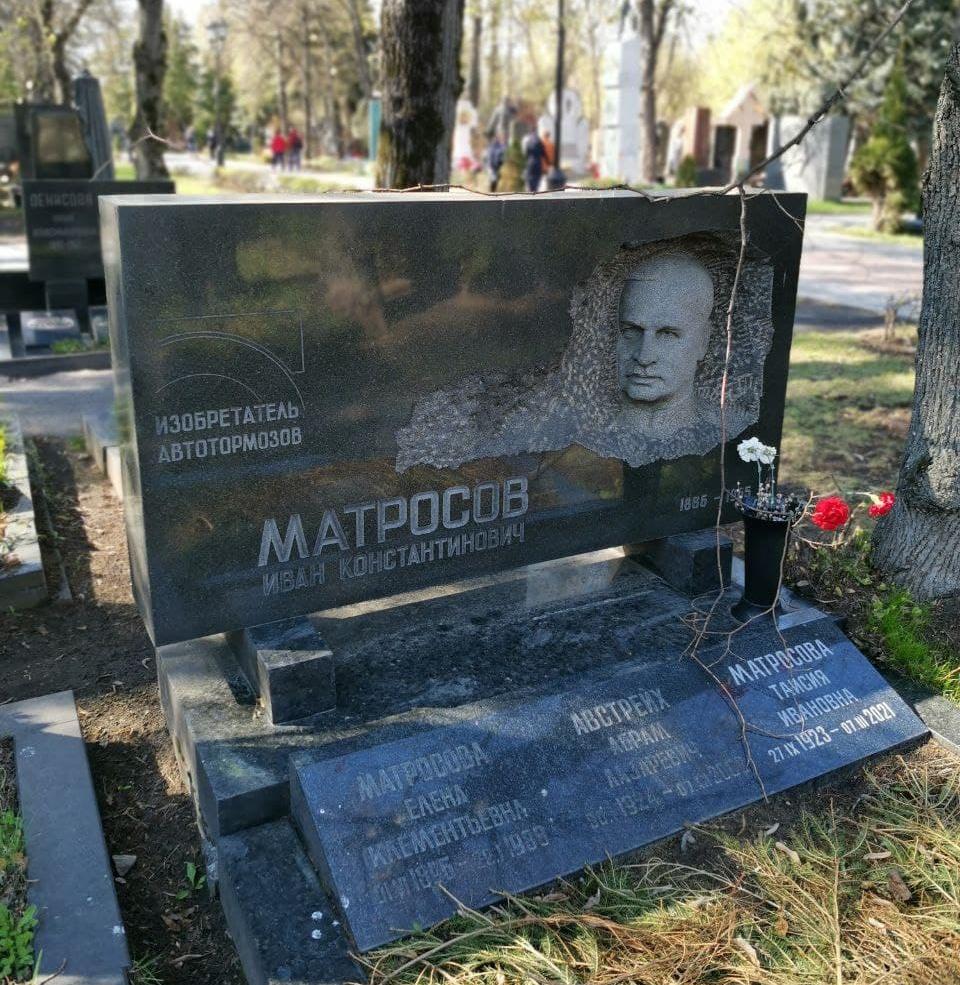 Семь знаменитых могил Новодевичьего кладбища