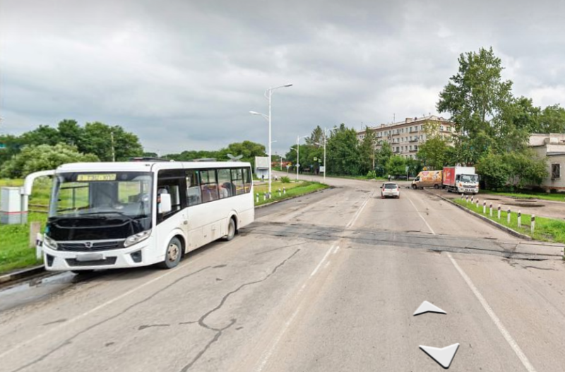 Жители Благовещенска рассказали, что на одной из улиц из-за скопления мусора и воды появляются ямы - 2x2.su