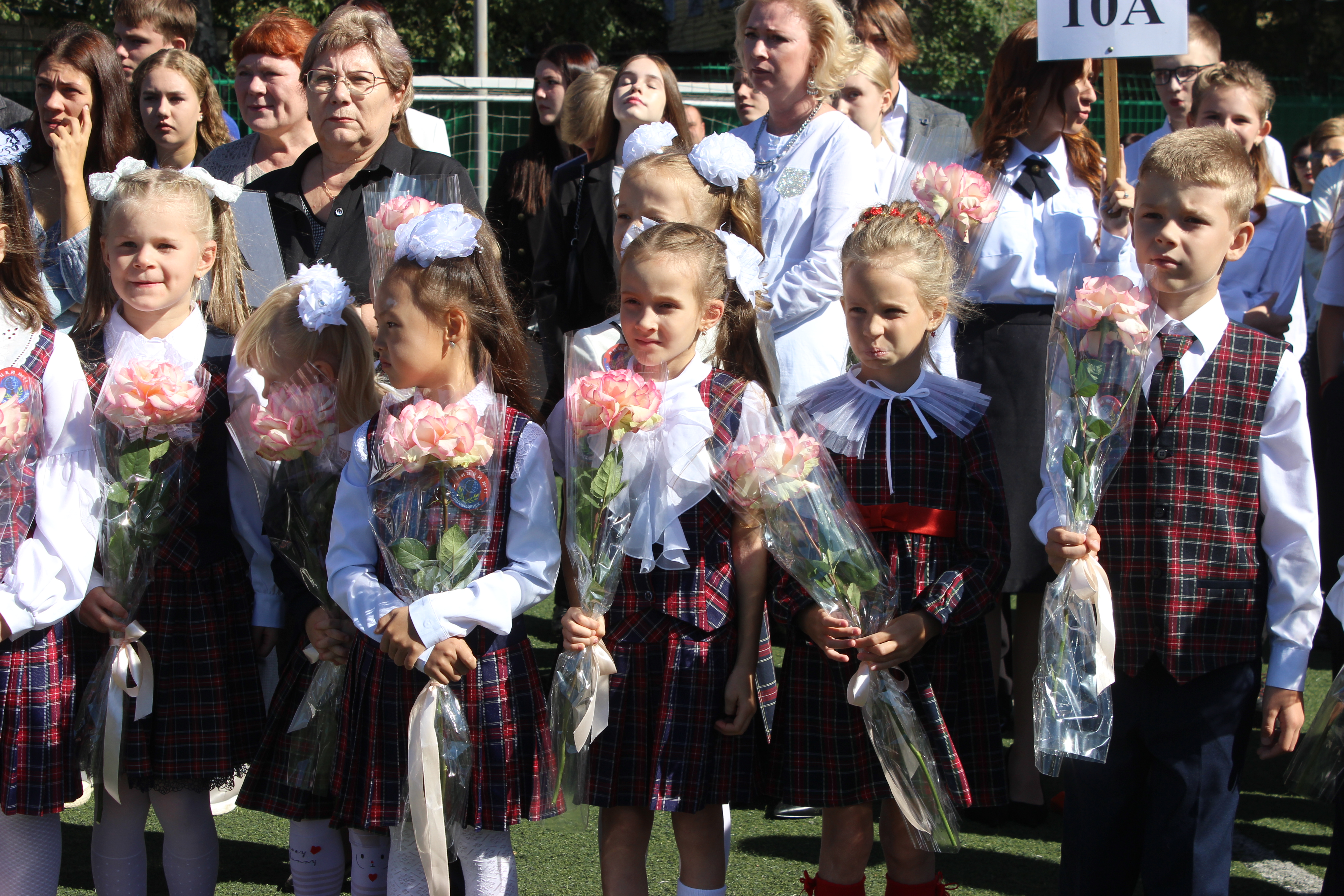 В благовещенских школах прошли праздничные линейки в честь Дня знаний  - 2x2.su картинка 16