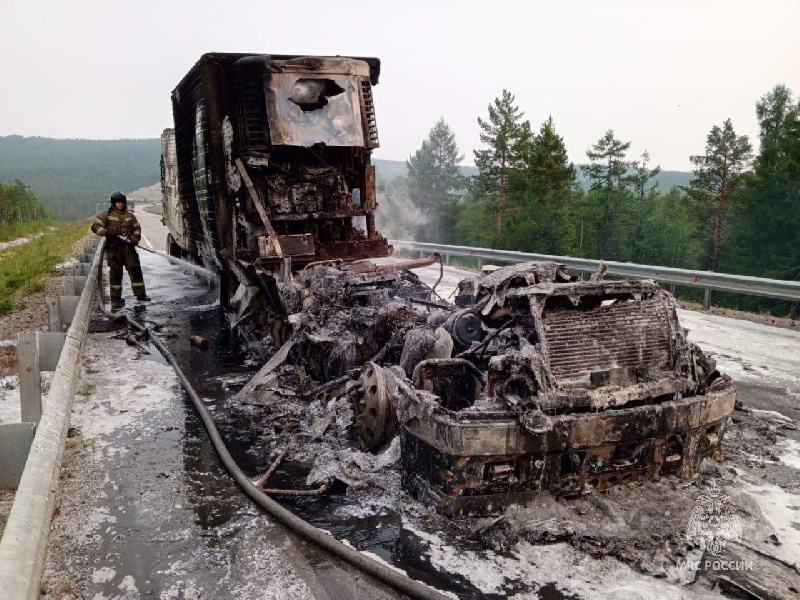 Сгоревшая фура на трассе в Тындинском районе попала на фото МЧС