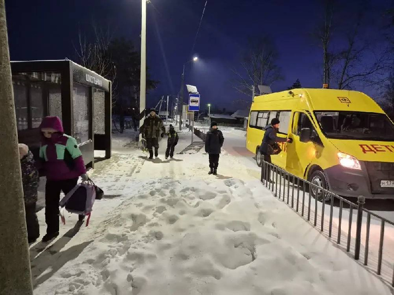 В пгт Магдагачи организовали подвоз детей к школе на время морозов - 2x2.su