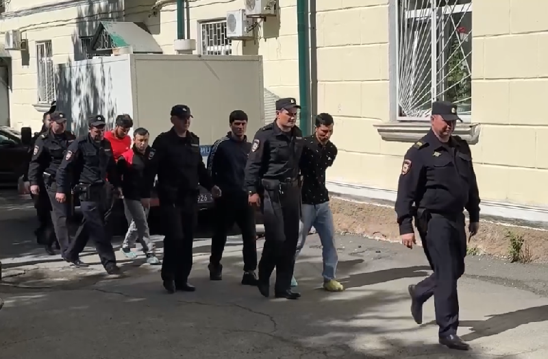 Пятеро мигрантов несколько часов насиловали 22-летнюю сотрудницу кафе во Владивостоке
