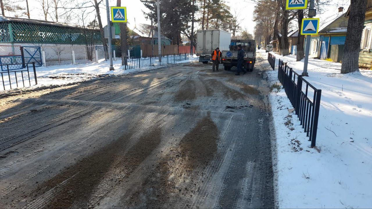 Первый снегопад превратил Зею в каток: коммунальщики вышли на уборку - 2x2.su картинка 4