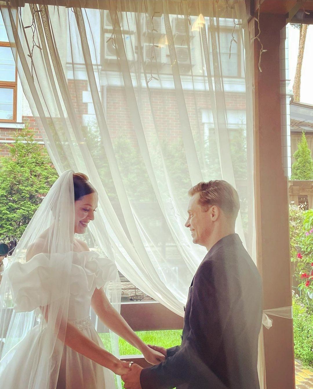 Александра Головина и его невесту раскритиковали за дешёвые свадебные наряды - 2x2.su картинка 2