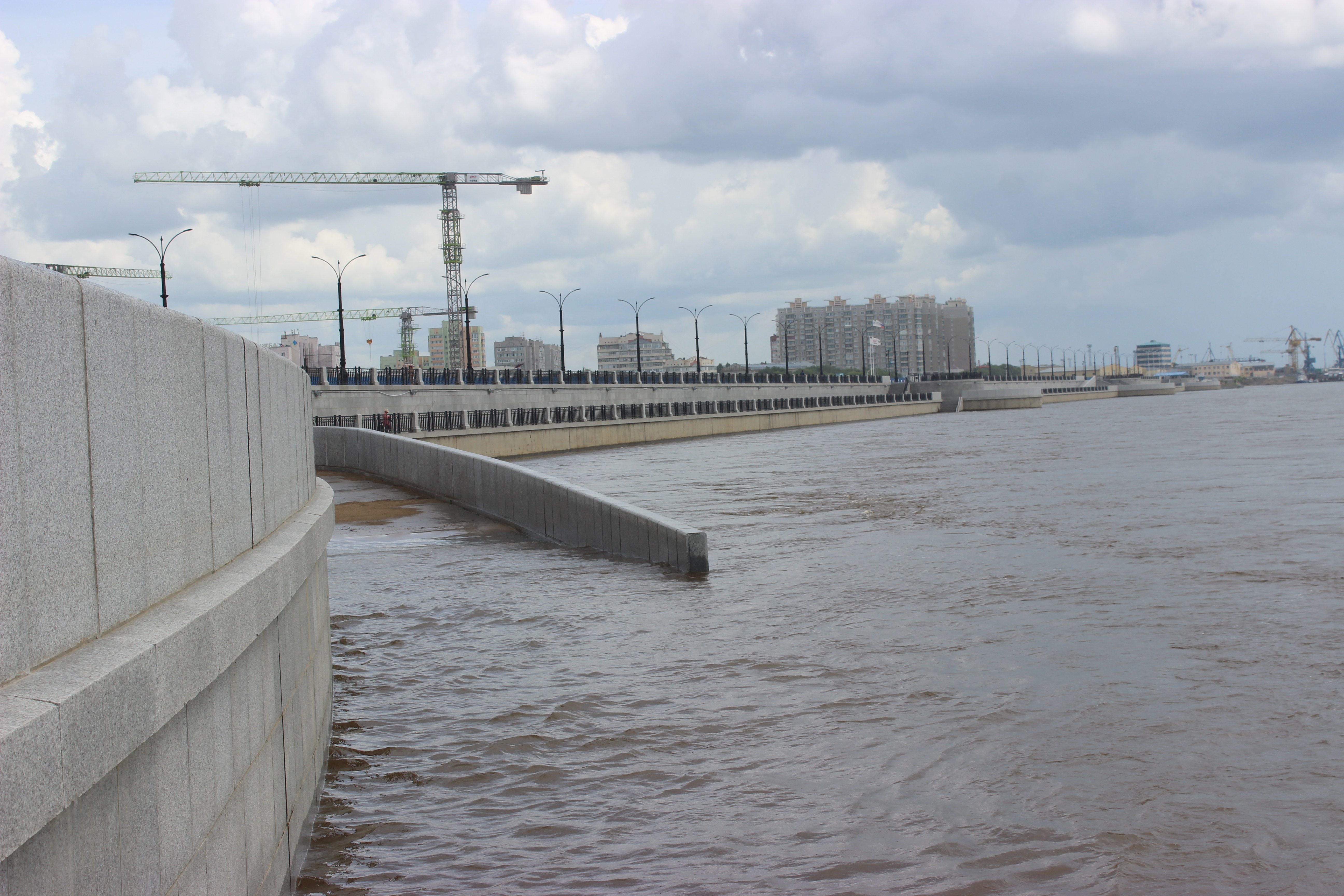 В Благовещенске поднялся уровень Амура, затоплены нижние ярусы набережной  - 2x2.su картинка 3