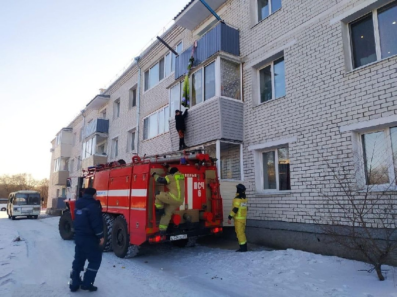 В Свободном пожарные спасли 11-летнего мальчика, повисшего на балконе