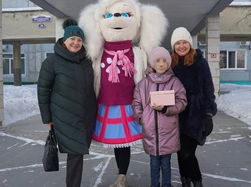 Девочке, пострадавшей на горке в благовещенском парке Дружбы, на выписке вручили подарки - 2x2.su