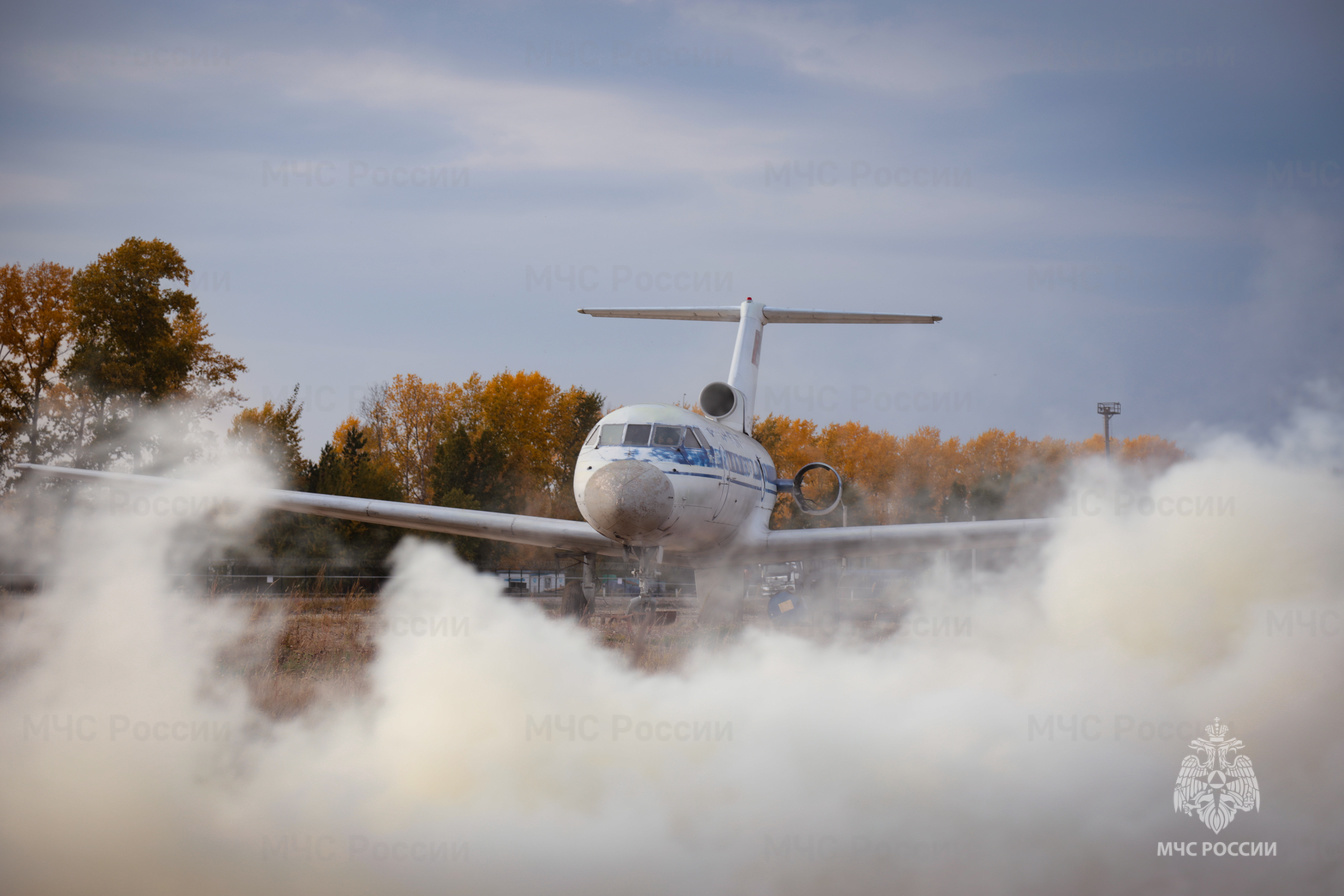 В Благовещенском аэропорту провели учения и потушили самолет - 2x2.su картинка 2