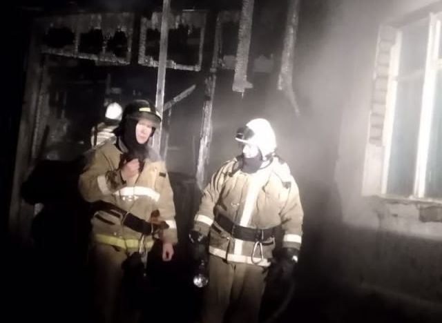 В Приамурье пожарные вытащили из горящего дома мать с тремя детьми