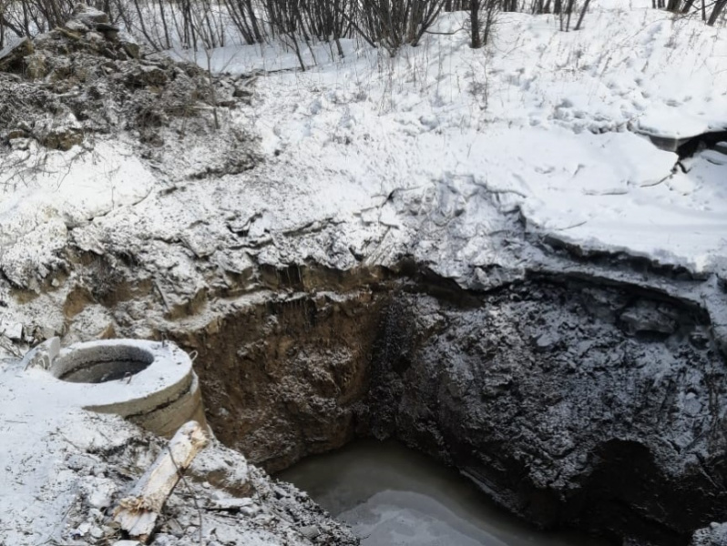 Жители Благовещенска пожаловались на реки из фекалий рядом со своими домами - 2x2.su