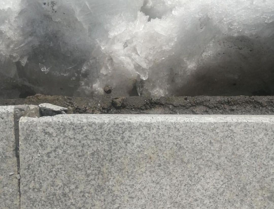 В Благовещенске глыбы льда повредили ограду на набережной