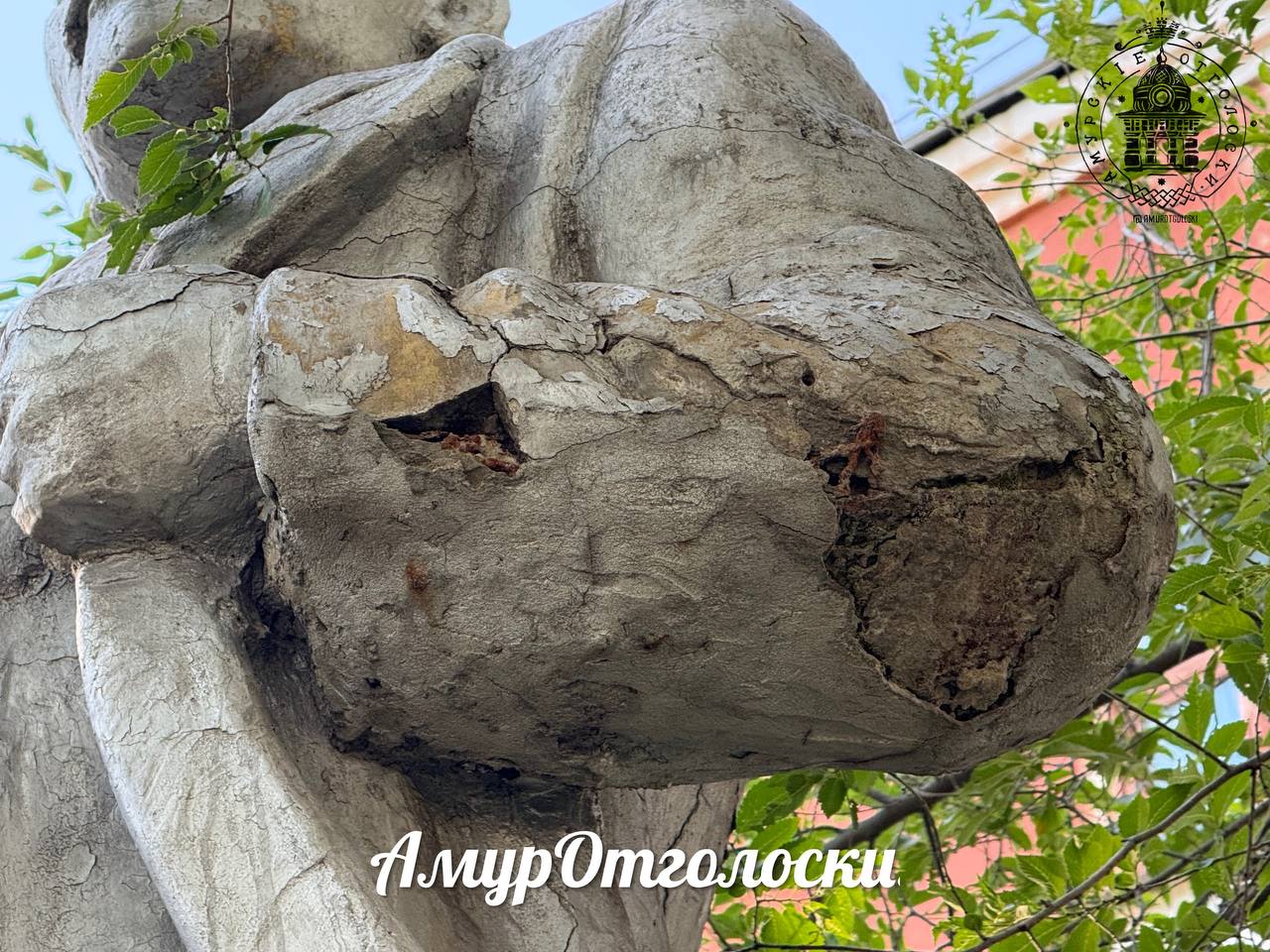 Благовещенцы жалуются на состояние памятника Ленину на ул. Горького - 2x2.su картинка 3