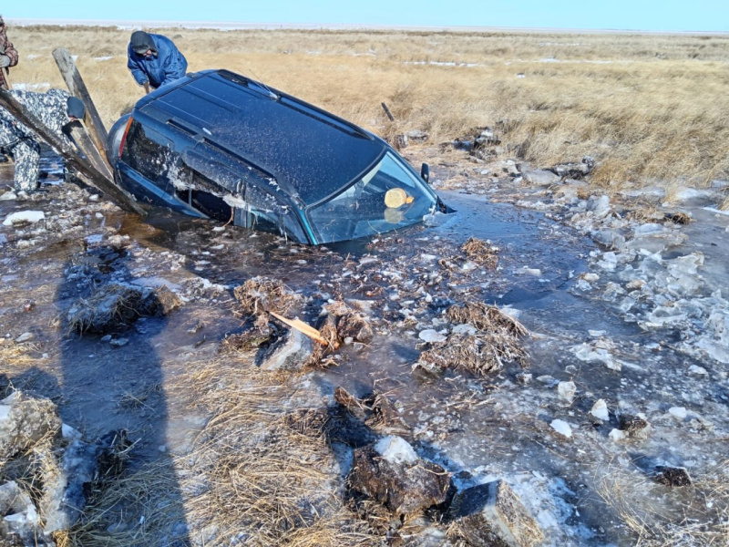 В Белогорском районе ушёл под воду автомобиль местных рыбаков