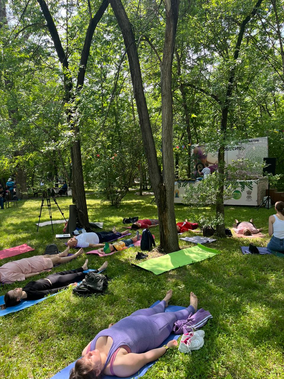 Прочувствуй Индию: жители Благовещенска посетили бесплатный фестиваль йоги - 2x2.su картинка 4