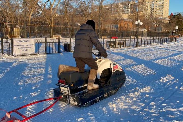 После жалоб горожан в Благовещенске сделали новую лыжню и повесили предупреждения - 2x2.su картинка 2