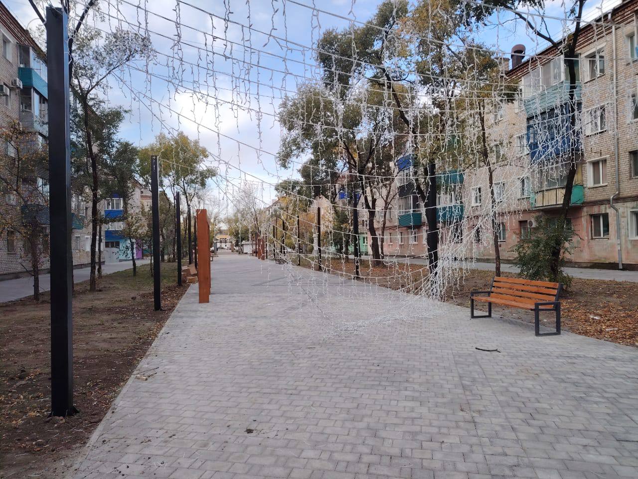 Вандалы в Белогорске оборвали новую иллюминацию на Аллее Молодежи - 2x2.su картинка 4