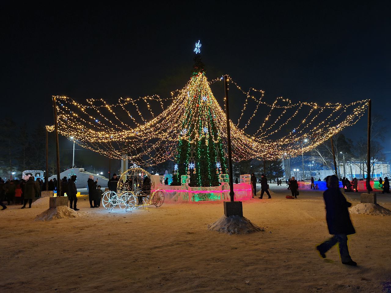 Опубликованы фото ледового городка, посвящённого Леониду Гайдаю, в Свободном - 2x2.su картинка 2