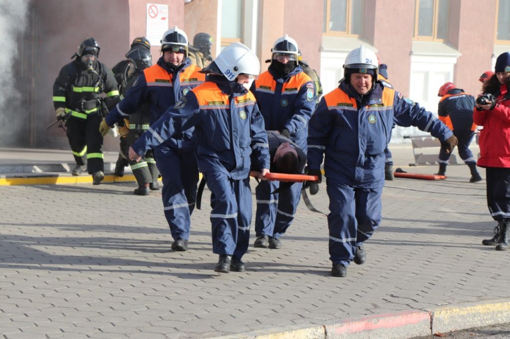 В Благовещенске спасатели тренировались ликвидировать последствия ракетного удара по ж/д вокзалу - 2x2.su картинка 5
