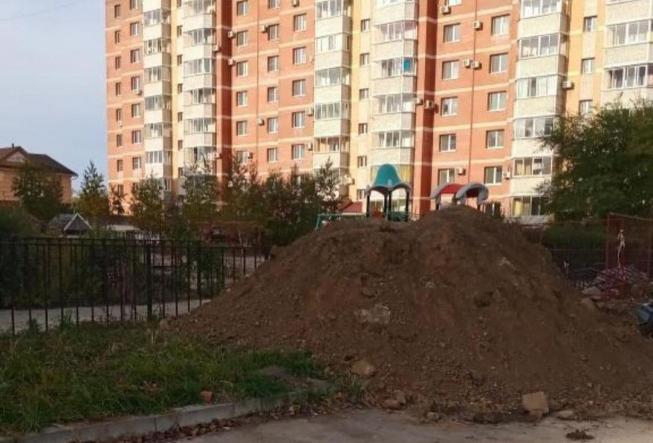 В мэрии Благовещенска рассказали, кто восстановит разрушенную коммунальщиками детскую площадку - 2x2.su