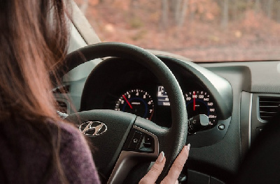 Пассажир погиб: в Свободном пьяная автоледи врезалась в дерево - 2x2.su